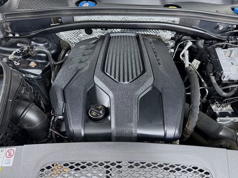 Certified 2023 Porsche Macan AWD/4WD image 31