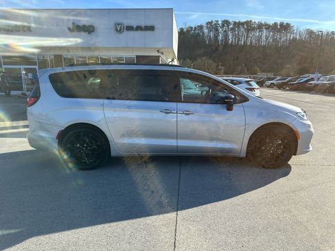 Used 2024 Chrysler Pacifica Limited w/ S Appearance Package image 2