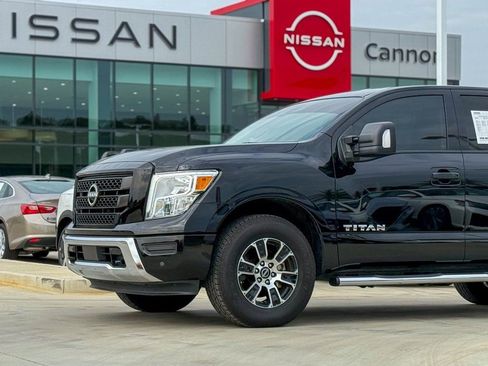 Used 2024 Nissan Titan SV w/ SV Convenience Package image 2