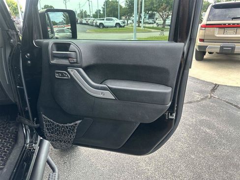 Used 2015 Jeep Wrangler Unlimited Sahara w/ Connectivity Group AWD/4WD image 17