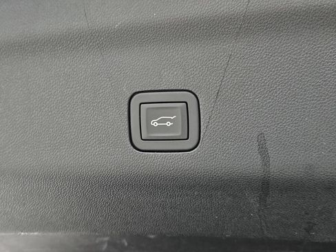 Used 2025 Chevrolet Tahoe Z71 AWD/4WD image 38