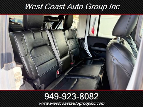 Used 2023 Jeep Wrangler Unlimited Sahara image 12