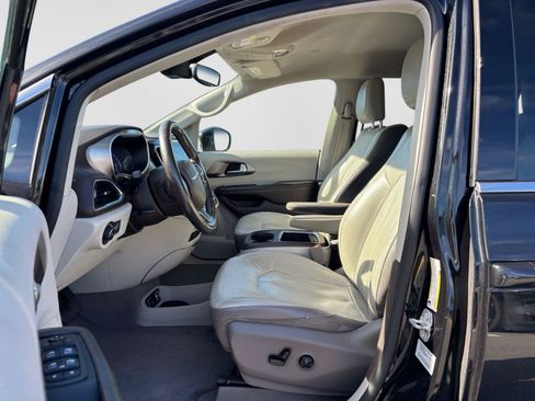 Used 2018 Chrysler Pacifica Touring-L Plus w/ Advanced Safetytec Group FWD image 10