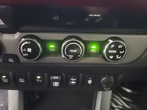 Used 2018 Toyota Tacoma TRD Sport w/ Technology Package AWD/4WD image 35