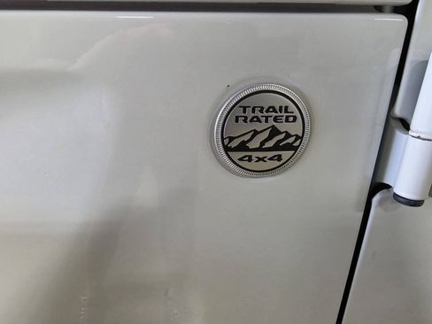 Used 2018 Jeep Wrangler Unlimited Sahara AWD/4WD image 15