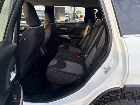 Used 2018 Jeep Cherokee Latitude w/ Cold Weather Group image 13