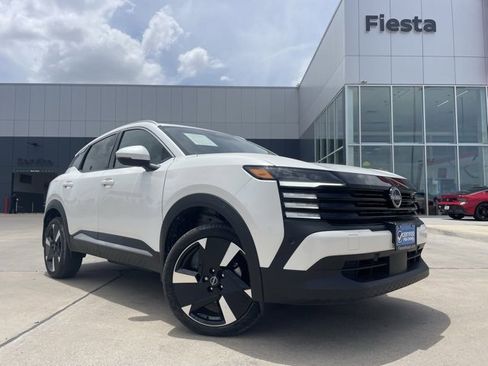 Certified 2025 Nissan Kicks SR image 1