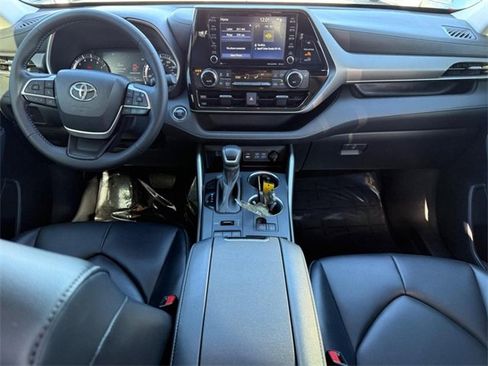 Used 2022 Toyota Highlander XLE image 12