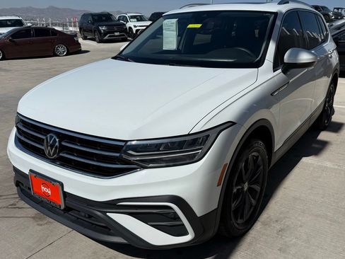 Certified 2024 Volkswagen Tiguan SE w/ Panoramic Sunroof Package FWD image 5