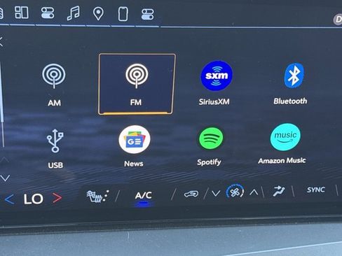 Used 2024 Chevrolet Traverse LS image 28