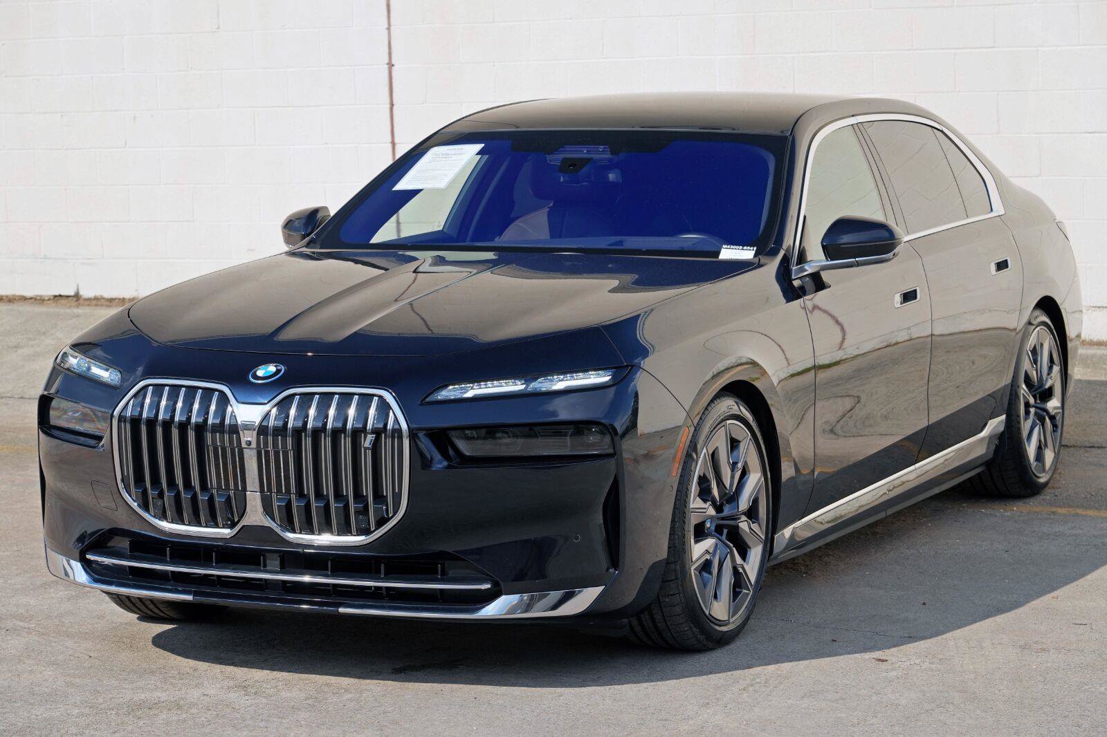 Used 2023 BMW i7 xDrive60 w/ Executive Package 2 AWD/4WD image 59