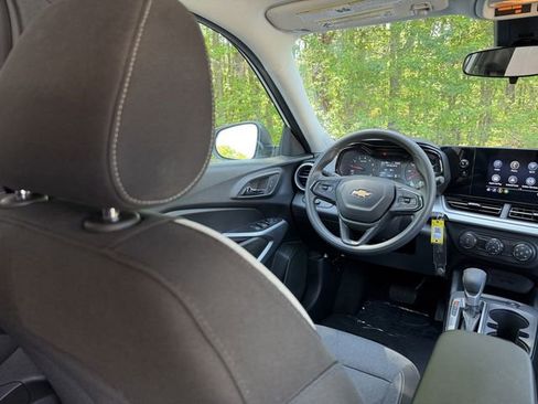 Used 2025 Chevrolet Trax LS FWD image 39