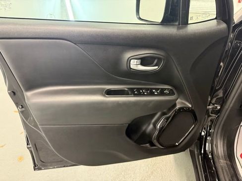 Used 2023 Jeep Renegade Altitude image 13