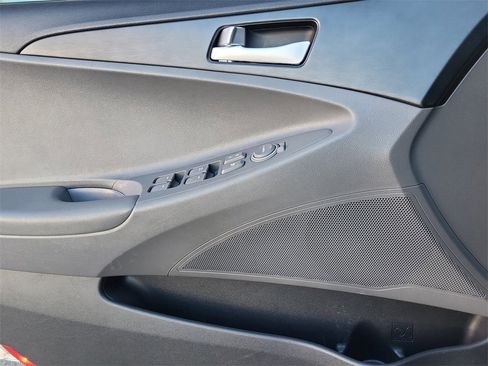Used 2013 Hyundai Sonata GLS image 11