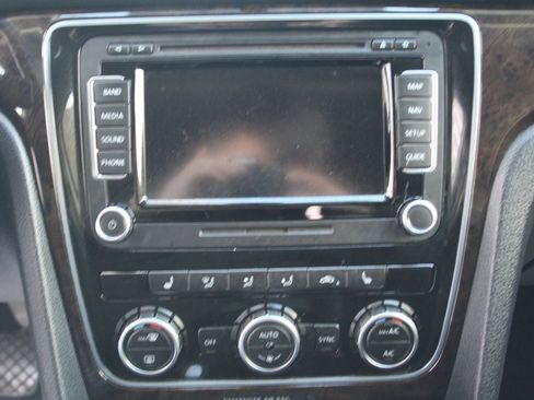 Used 2014 Volkswagen Passat 1.8T SEL Premium image 25