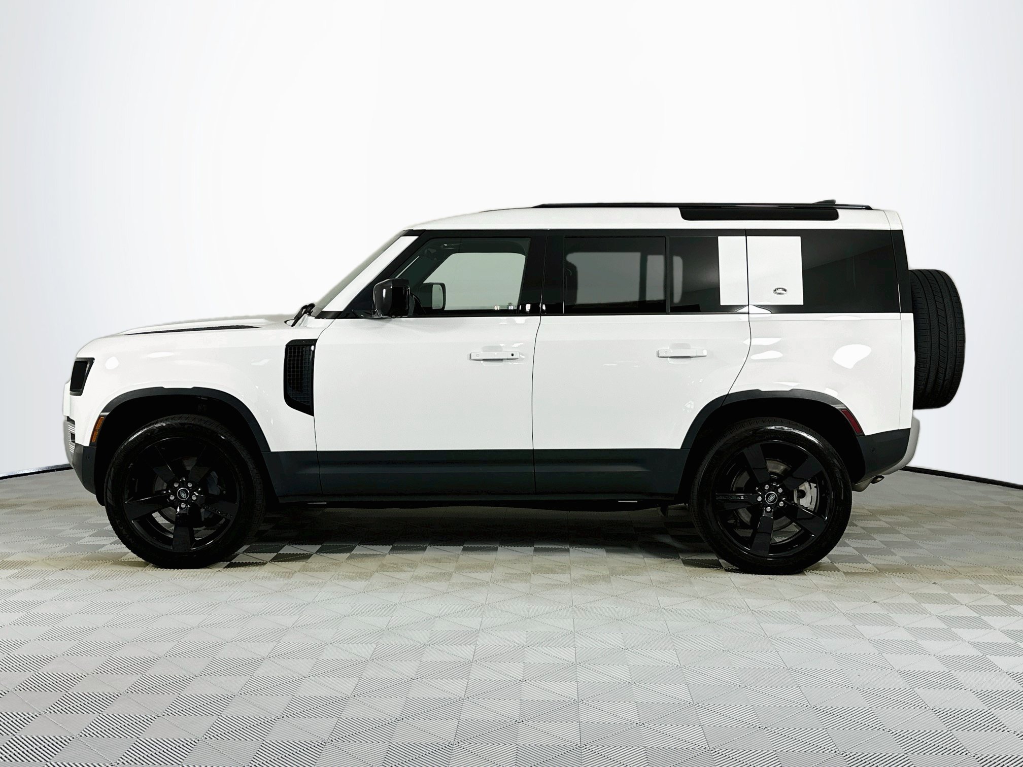 Used 2023 Land Rover Defender 110 SE AWD/4WD image 8