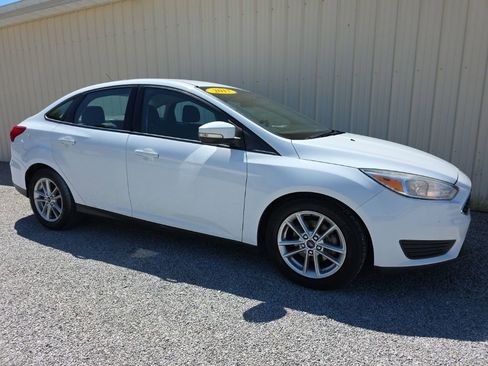 Used 2017 Ford Focus SE FWD image 2
