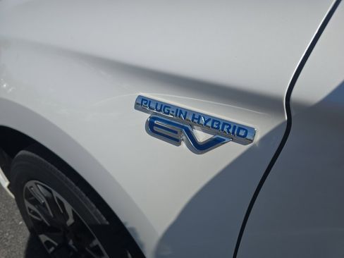 Used 2018 Mitsubishi Outlander SEL image 9