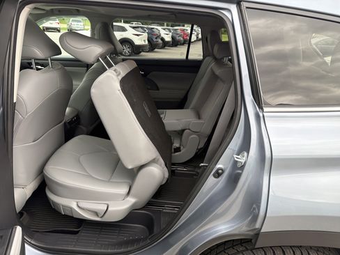Used 2021 Toyota Highlander XLE AWD/4WD image 58