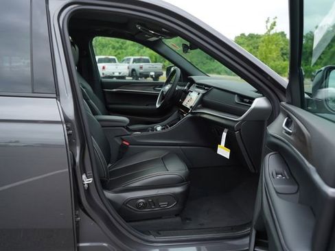 New 2026 Jeep Grand Cherokee L Limited w/ Limited Altitude Package AWD/4WD image 19