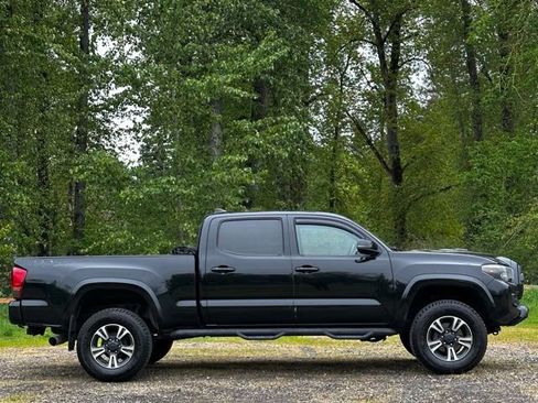 Used 2017 Toyota Tacoma TRD Off-Road AWD/4WD image 3