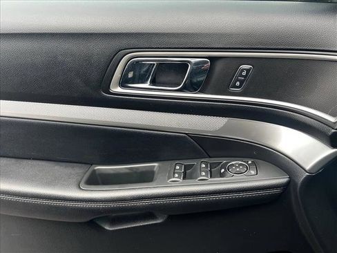 Used 2017 Ford Explorer XLT w/ Equipment Group 202A image 11