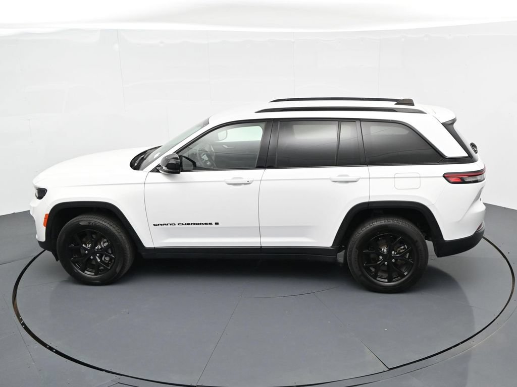 Used 2024 Jeep Grand Cherokee Altitude AWD/4WD image 21