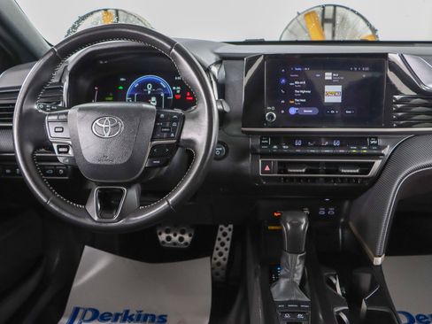 Used 2025 Toyota Camry SE FWD image 17