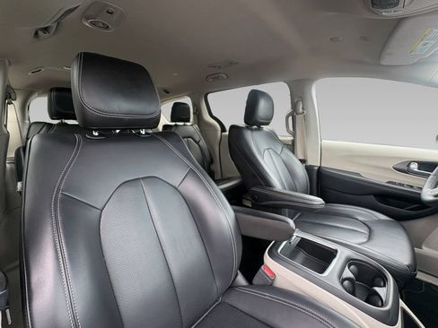 Used 2023 Chrysler Pacifica Touring-L FWD image 10