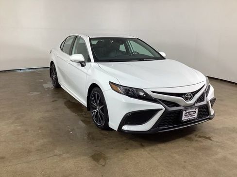 Used 2024 Toyota Camry SE FWD image 3
