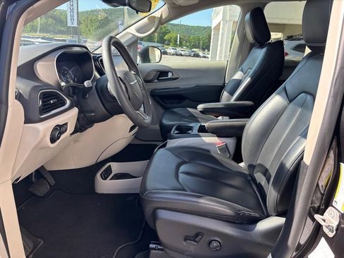 Used 2023 Chrysler Pacifica Touring-L FWD image 9