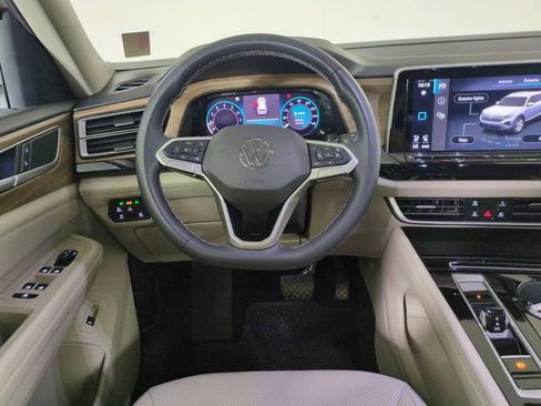 Used 2024 Volkswagen Atlas SE AWD/4WD image 16