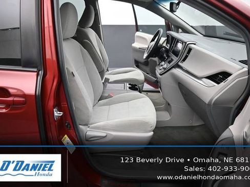 Used 2017 Toyota Sienna LE FWD image 43
