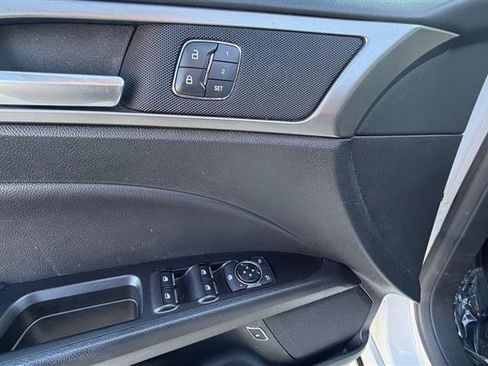 Used 2017 Ford Fusion SE w/ Equipment Group 602A FWD image 10