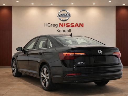 Used 2024 Volkswagen Jetta SE FWD image 2