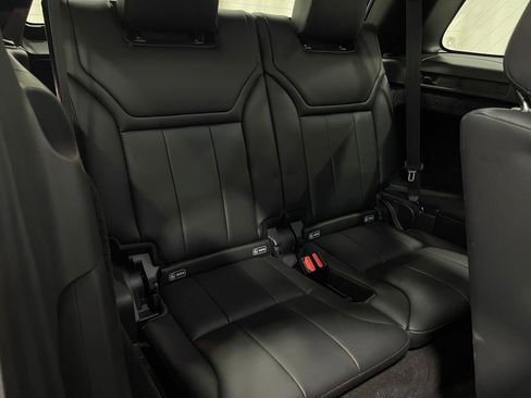 Used 2018 Land Rover Discovery SE image 33