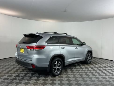 Used 2017 Toyota Highlander Plus AWD/4WD image 5