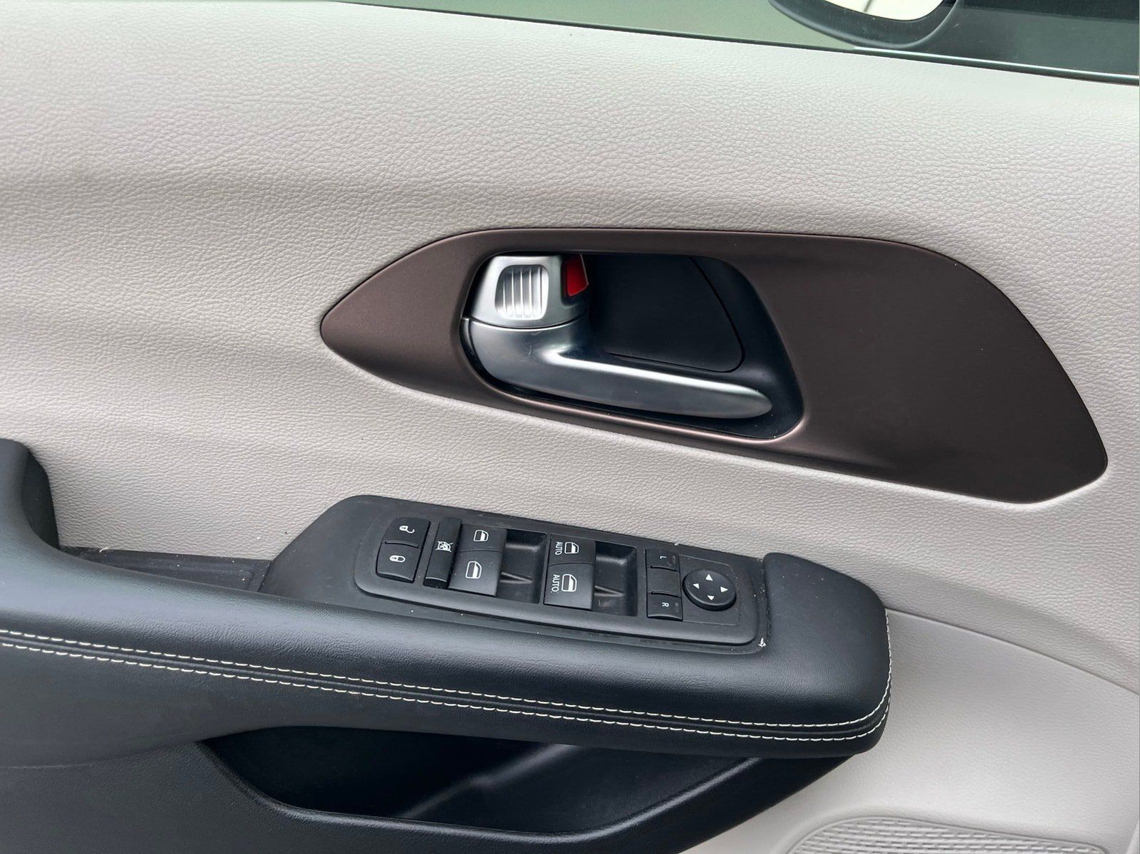 Used 2023 Chrysler Voyager LX FWD image 9
