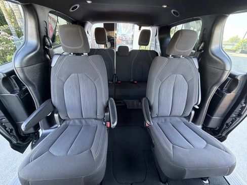 Used 2024 Chrysler Pacifica Touring FWD image 18