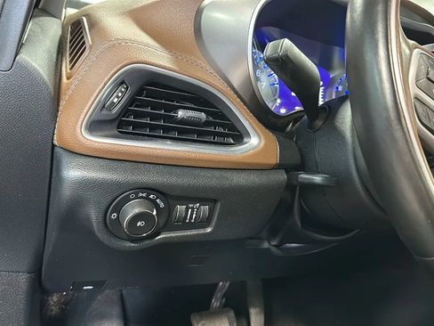 Used 2017 Chrysler Pacifica Limited w/ Tire & Wheel Group FWD image 33