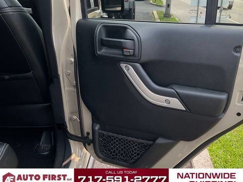 Used 2017 Jeep Wrangler Unlimited Rubicon w/ Connectivity Group AWD/4WD image 12