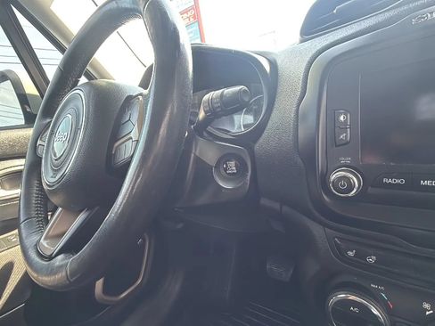 Used 2017 Jeep Renegade Latitude FWD image 27