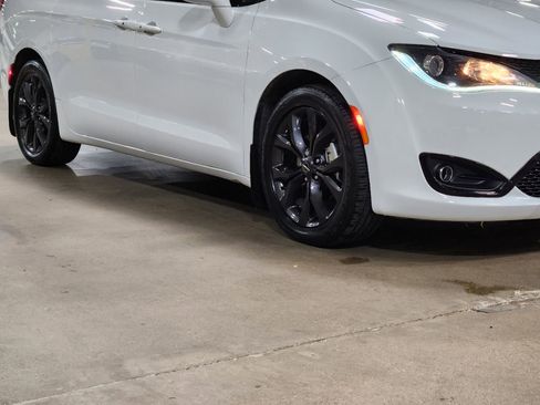 Used 2019 Chrysler Pacifica Touring Plus w/ S Appearance Package FWD image 16