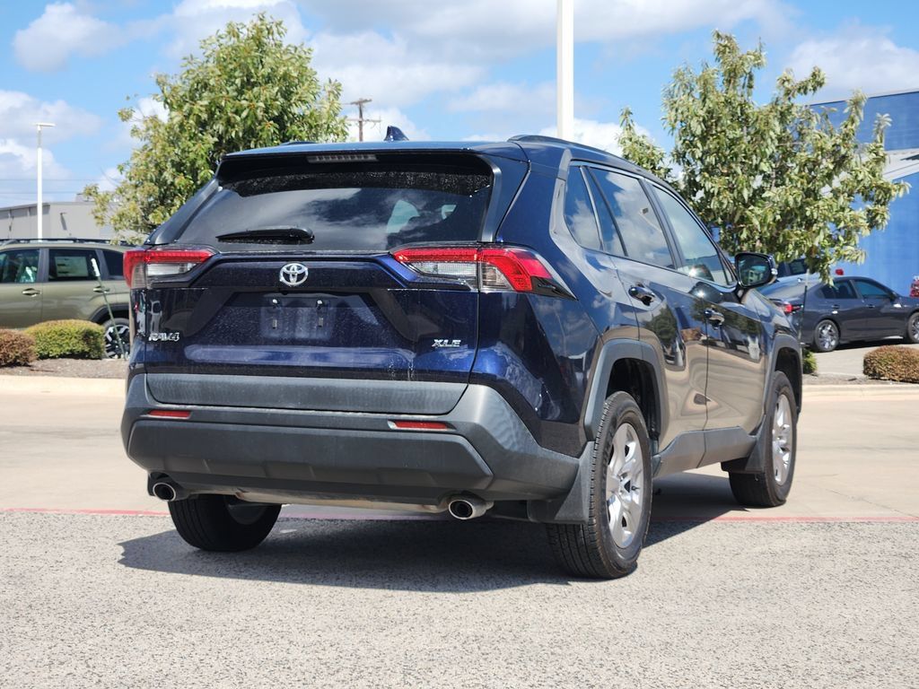 Used 2022 Toyota RAV4 XLE w/ Convenience Package FWD image 4