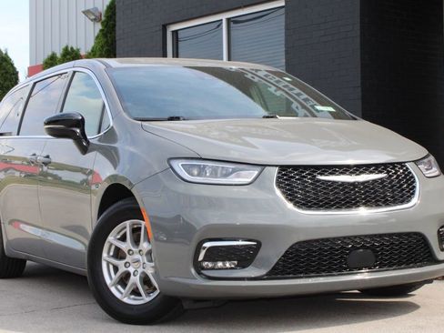 Used 2025 Chrysler Pacifica Select FWD image 14