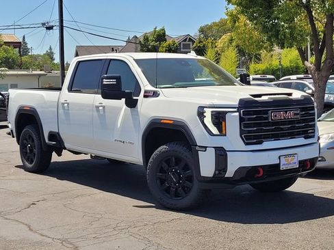 Used 2025 GMC Sierra 2500 AT4 AWD/4WD image 2