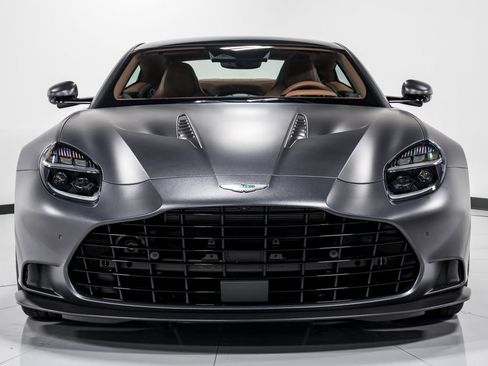 Used 2025 Aston Martin Vanquish image 8