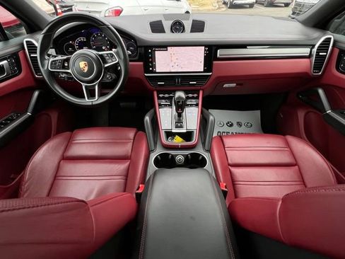 Used 2023 Porsche Cayenne Platinum Edition image 2