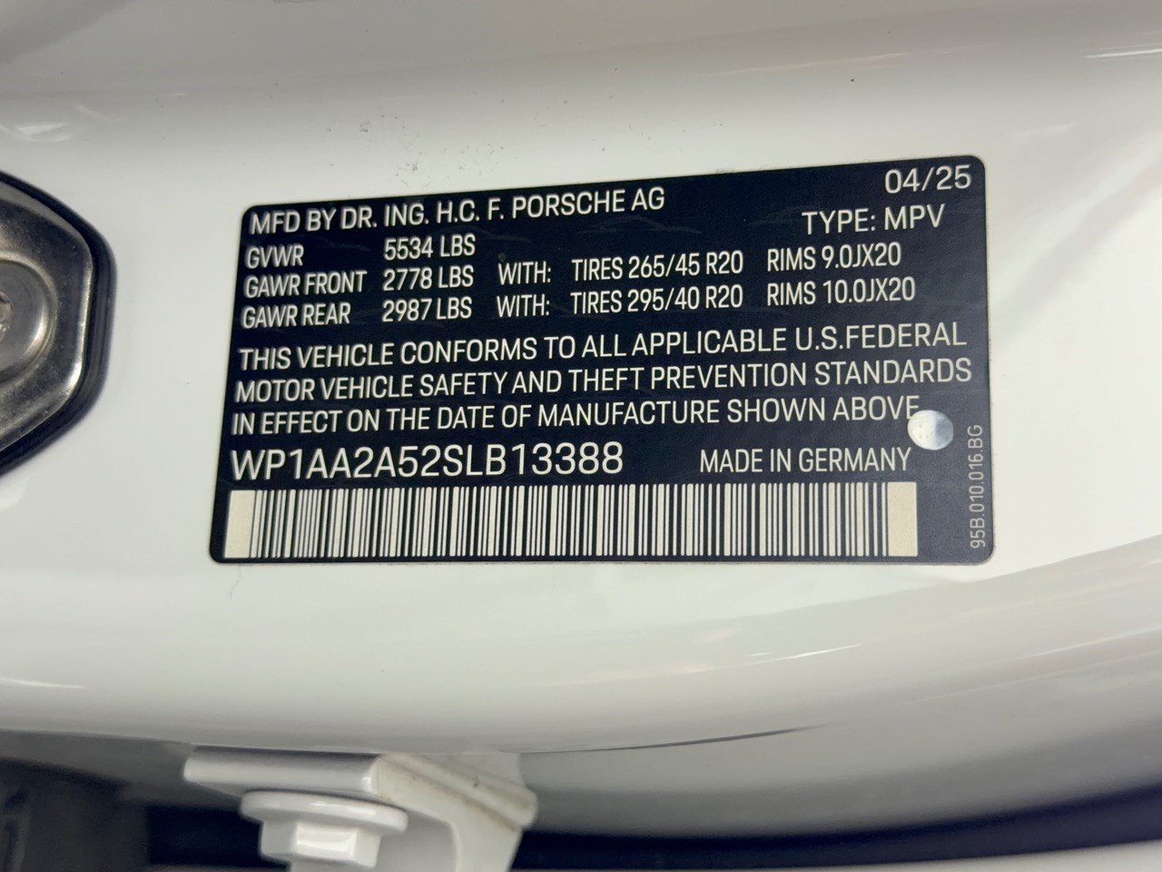 Certified 2025 Porsche Macan Turbo AWD/4WD image 31