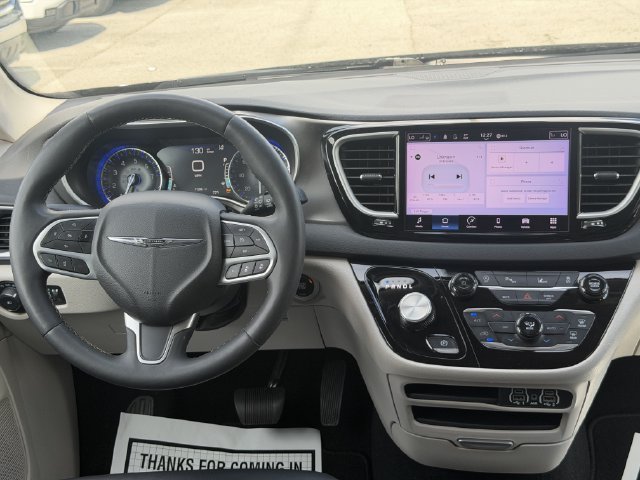 Used 2024 Chrysler Pacifica Touring-L FWD image 26